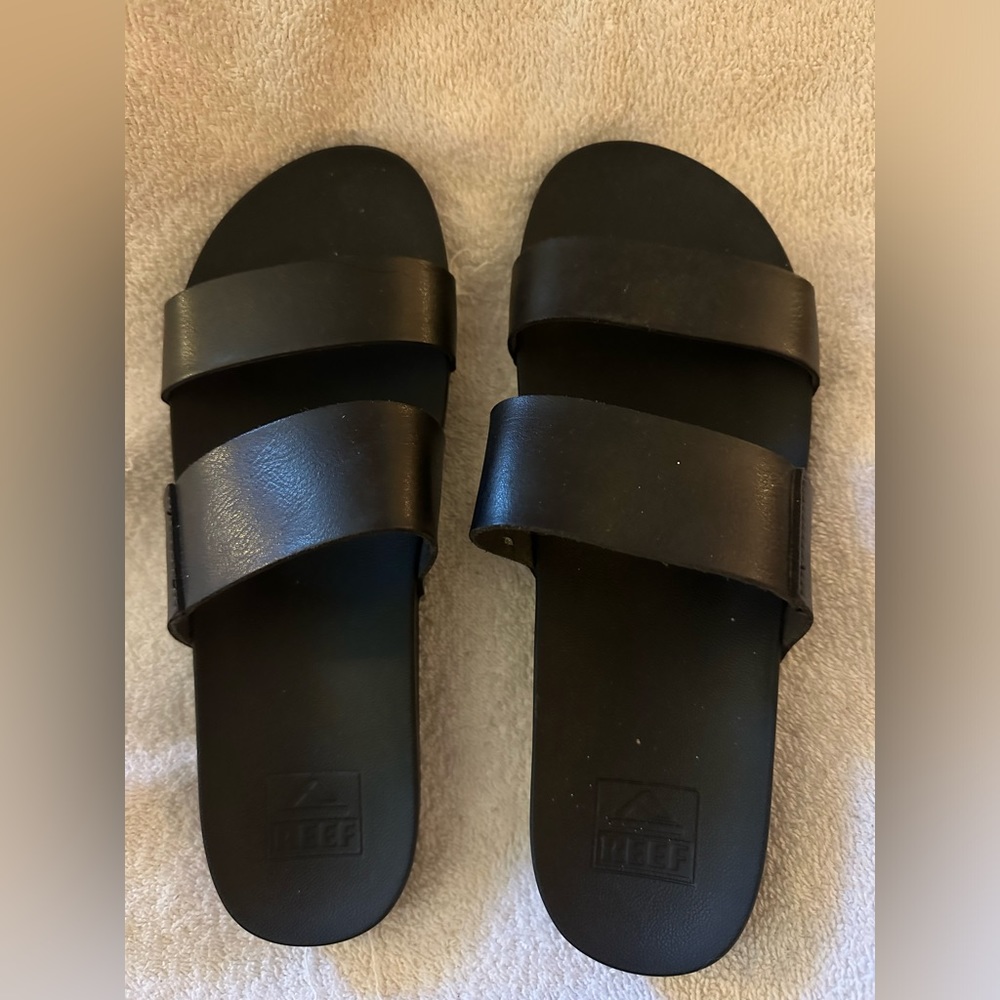 Reef Cushion Vista sandal. Black. Size 9. Excellent condition. Only worn once.